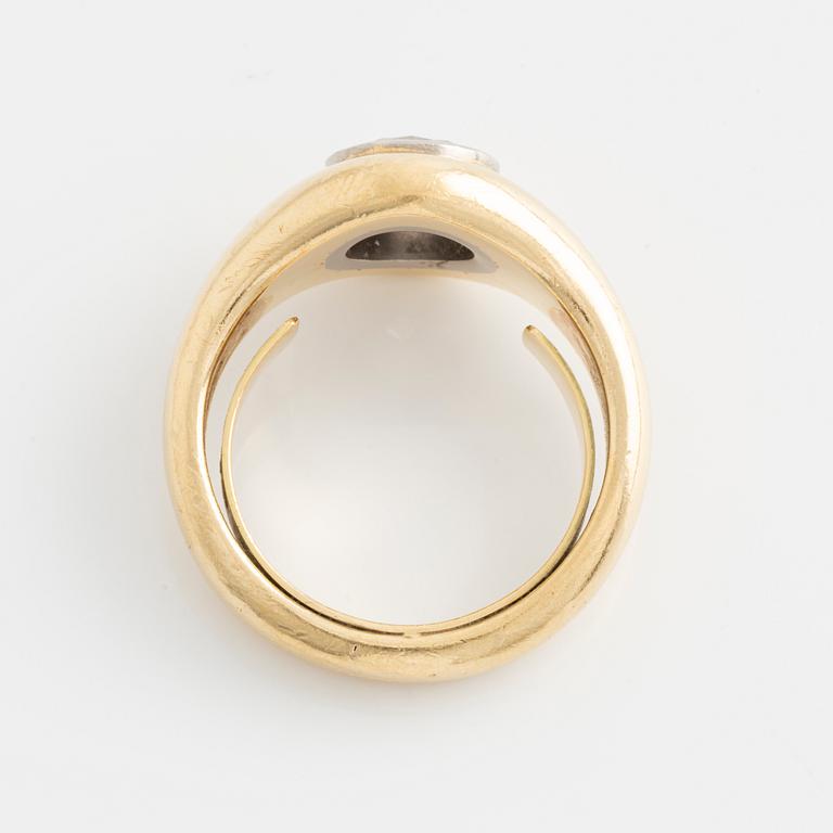 Ring with brilliant-cut diamond.