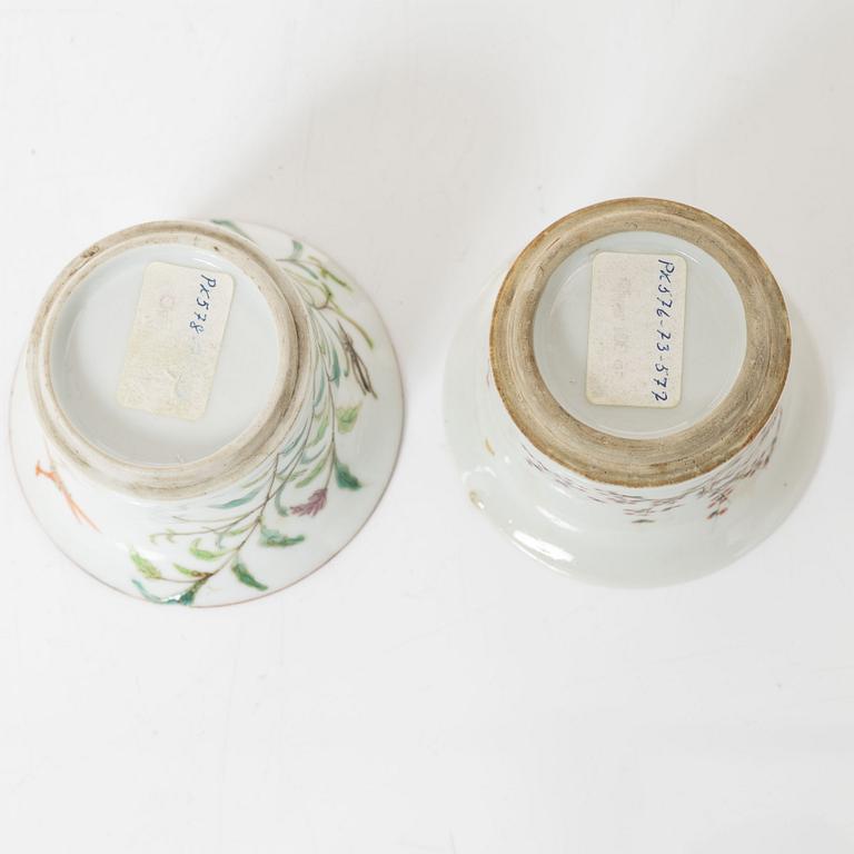 A Chinese famille rose porcelain flower pot and two cups, 20th century.