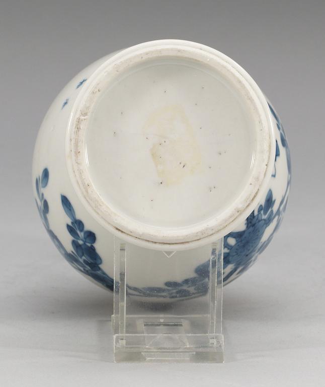 A blue and white Transitional vase, 17th Century.