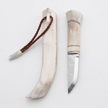 A reindeer horn knife by Bertil Fällman.