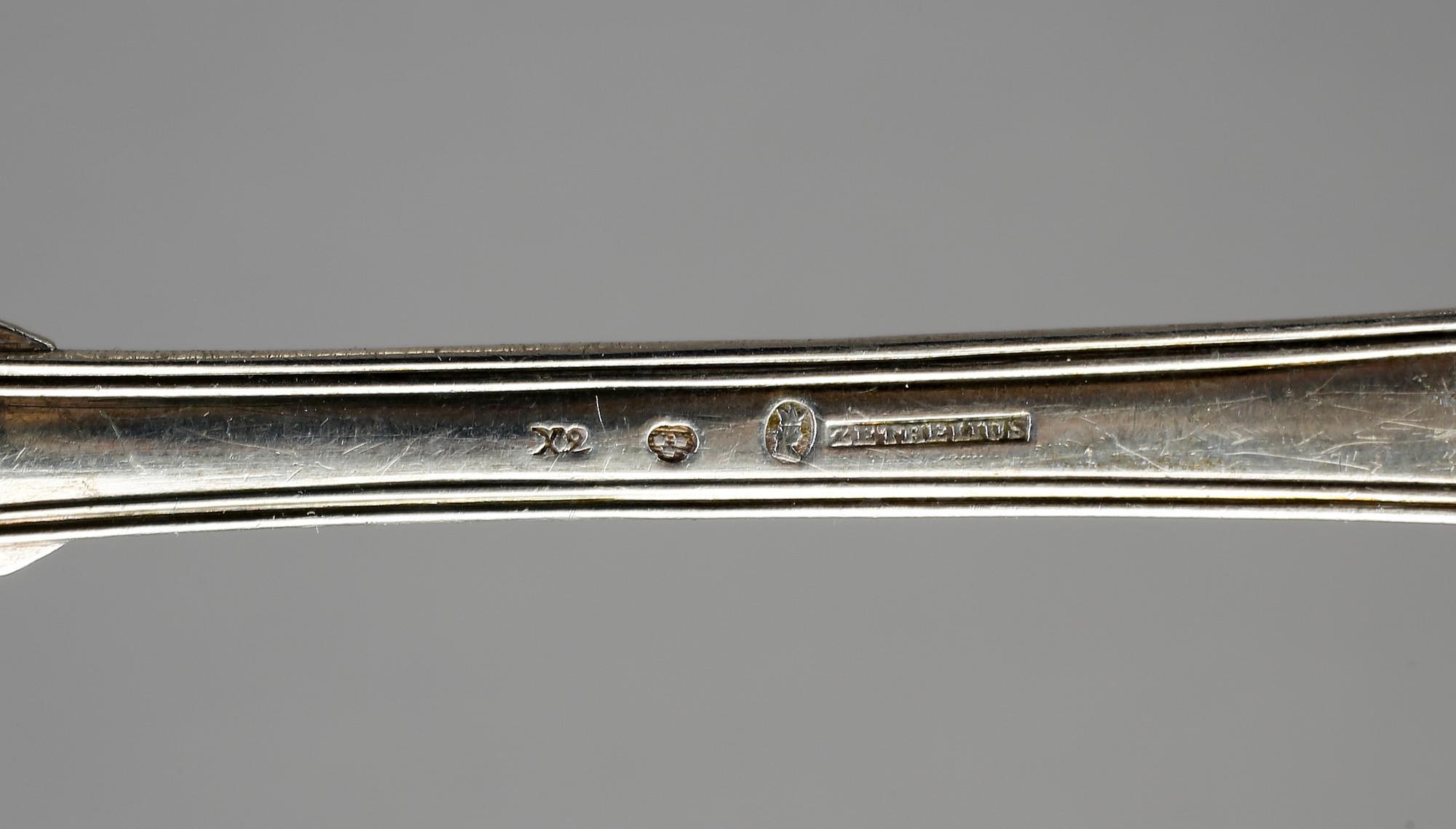 FISKSPADE samt UPPLÄGGNINGSSKEDAR, tot 3 delar, silver, bl.a. Nils Leonard Dahlström, Örebro, 1859. Total vikt 409 gram.