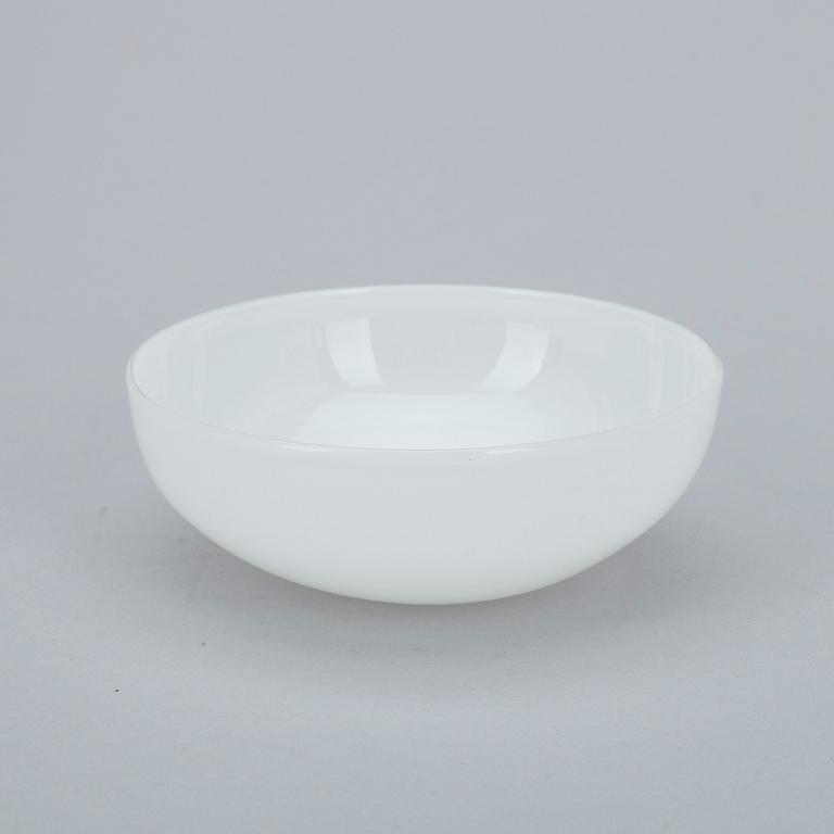 KANNUJA 2 kpl, KULHOJA, 6 kpl, LASEJA 7+1 kpl, valkoista ja kirkasta lasia, Maire Gullichsen Iittala 1900-l loppupuoli.