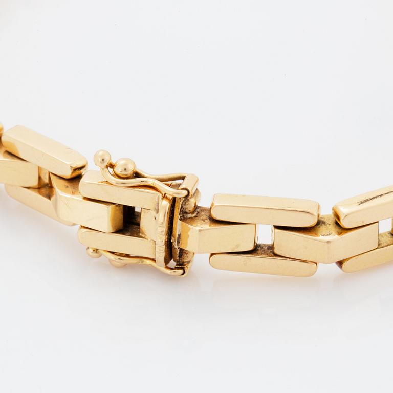 18K gold bracelet.