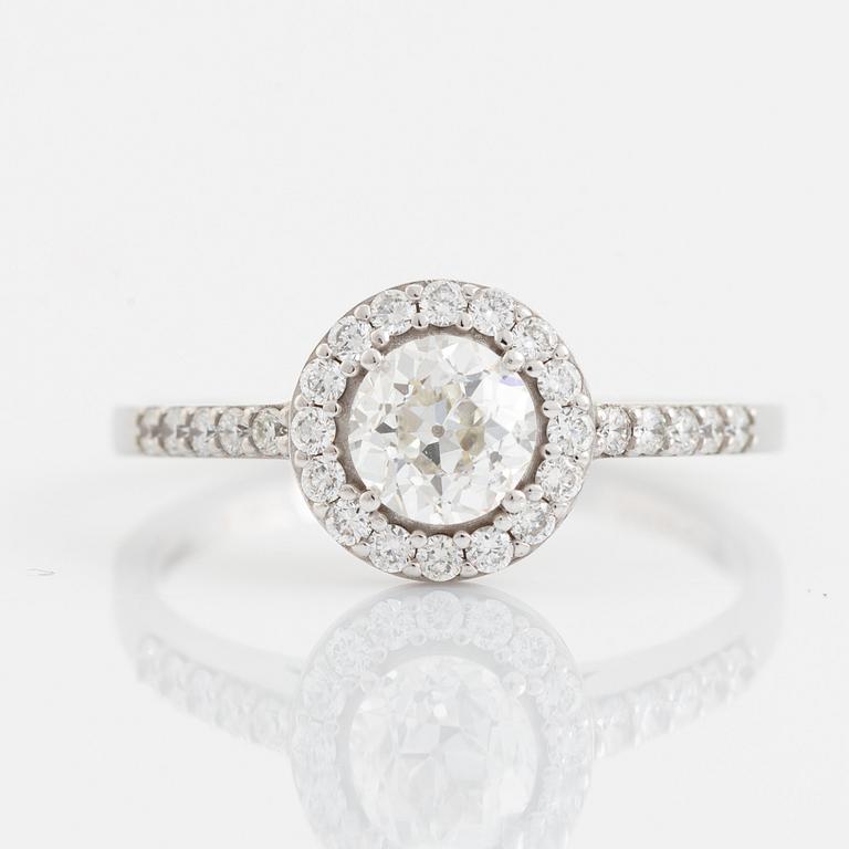 Old cut diamond ring with brilliant cut diamonds.