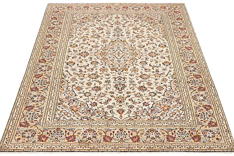 A Keshan carpet, c. 295 x 197 cm.