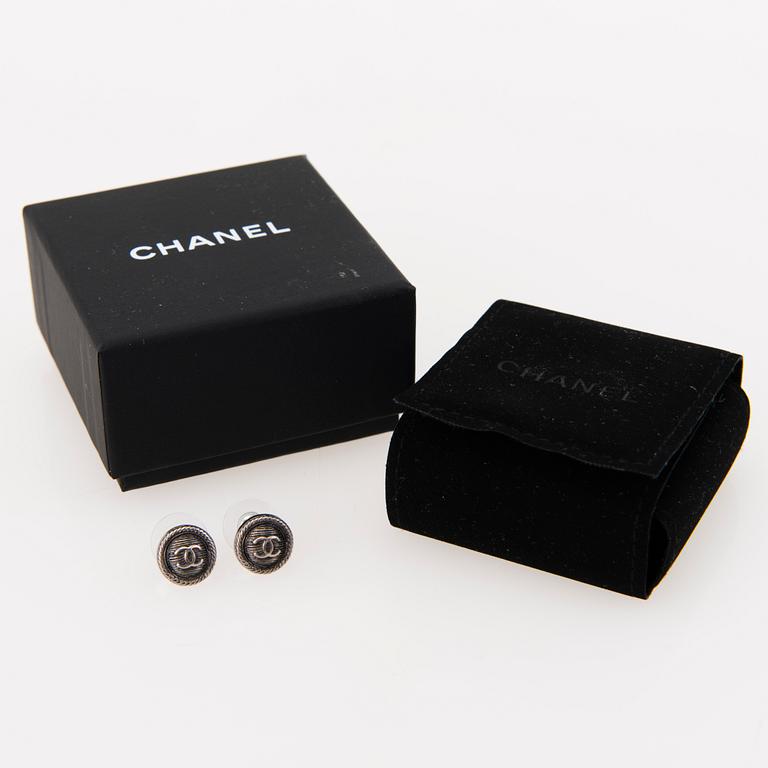 CHANEL, SIDENSCARF MED ett par örhänge.