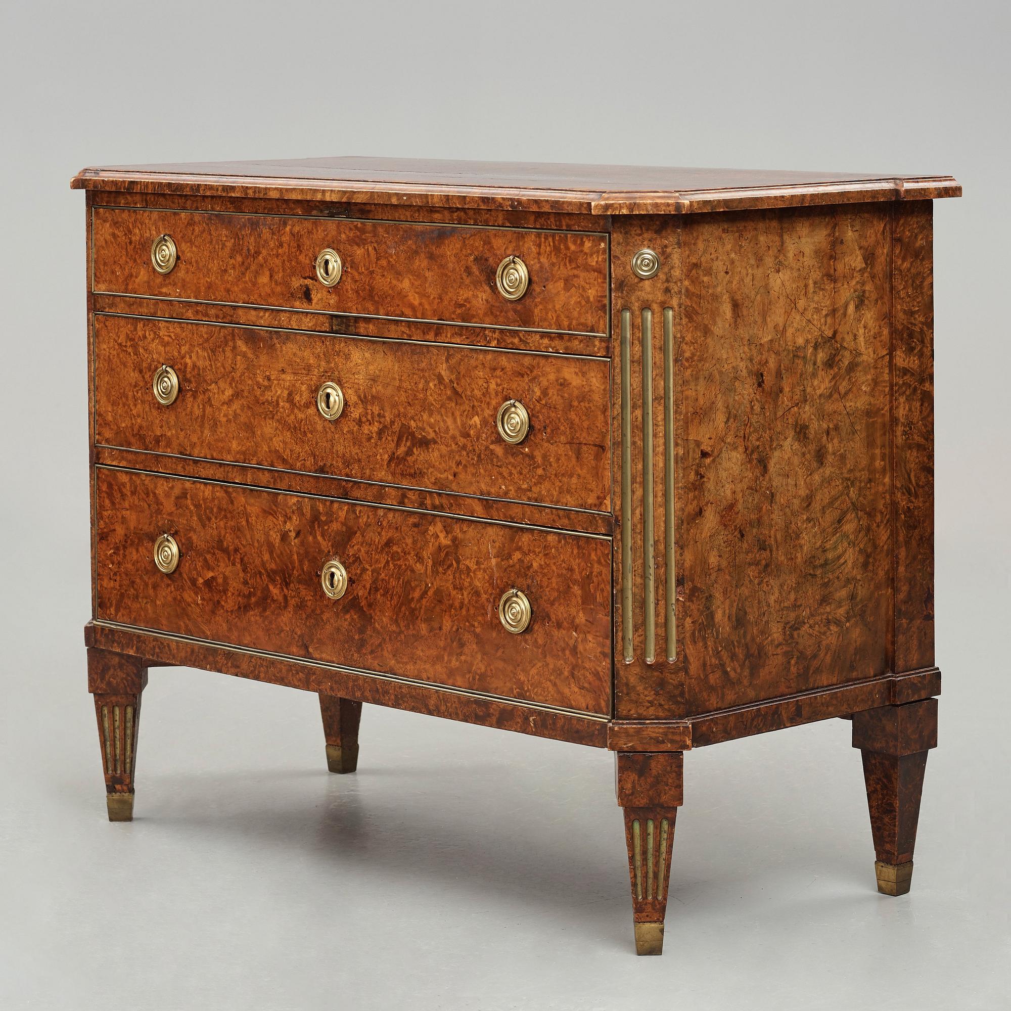 A late Gustavian commode by Lorentz Lundelius (master in Köping-Kungsör 1793-1805).