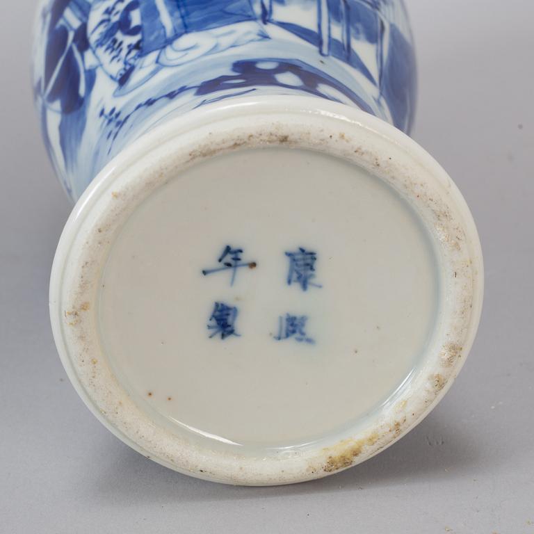 A blue and white vase, Qing dynasty, late 19th century.