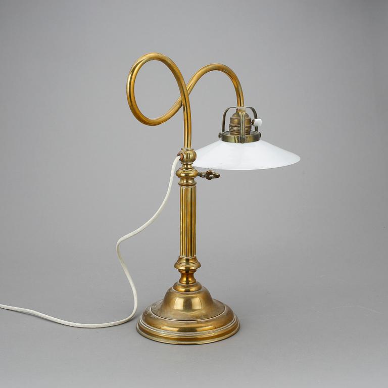 BORDSLAMPA, mässing, 1900-talets början.