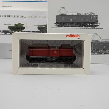 Märklin, engines and traincars, scale H0, in boxes.