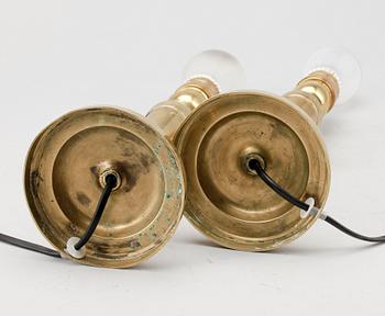 BORDSLAMPOR / LJUSSTAKAR, ett par, senempire, omkring 1800-talets mitt.