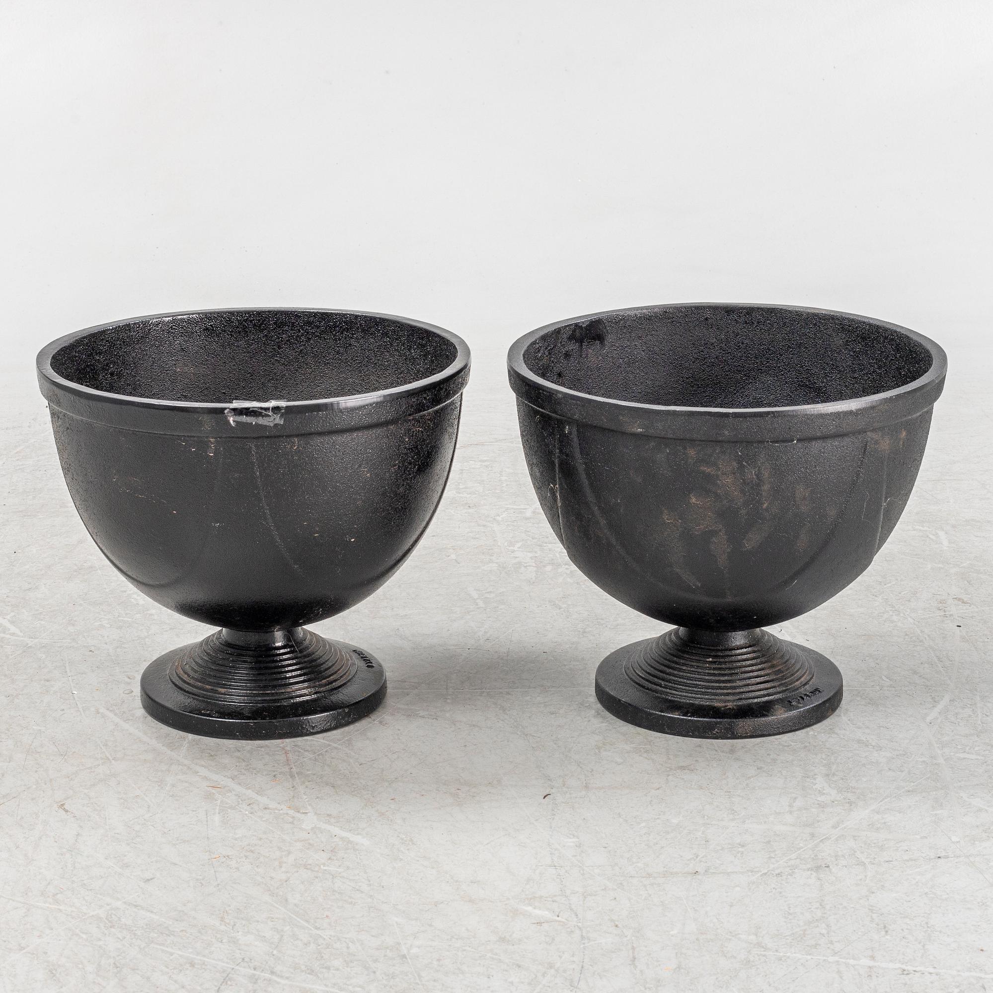 Trädgårdsurnor, ett par, "No 1", Byarums Bruk, 2000-tal.