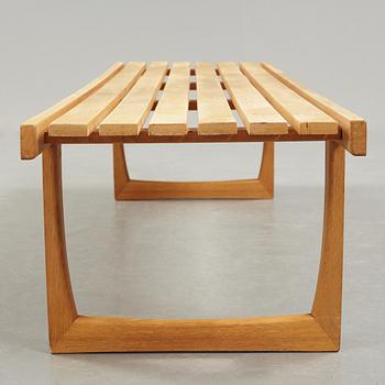 A bench "Tokoy" by Yngvar Snadström, Triva-serien for NK.
