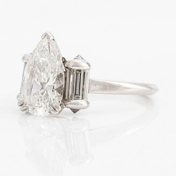 Mauboussin ring platina med en droppformad diamant ca 2.50 ct.
