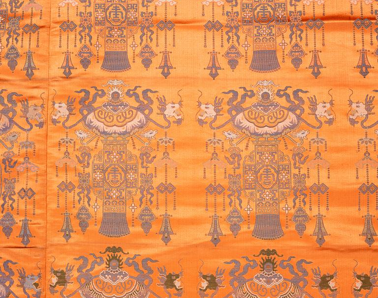 A Chinese silk bed spread/drapery, late Qing dynasty, circa 1900.