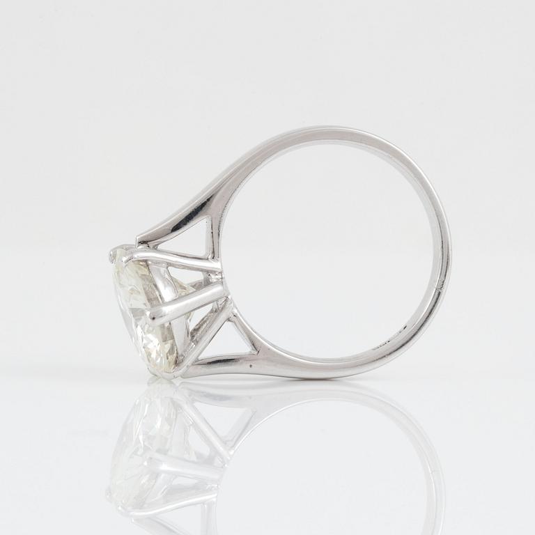 RING med briljantslipad diamant 4.52 ct. Kvalitet I/VVS2 enligt certifikat från AGI (Antwerpse Gemologische Instelling).