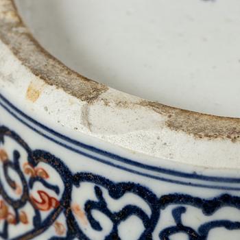 Prakturna med lock, porslin, Japan, Edo/Meiji, 1800-tal.