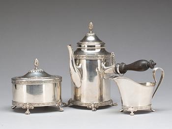 KAFFEKANNA, GRÄDDKANNA OCH SOCKERSKÅL, silver, Jacob Engelberth Torsk, Stockholm 1904-05. Total vikt 1508 gram.