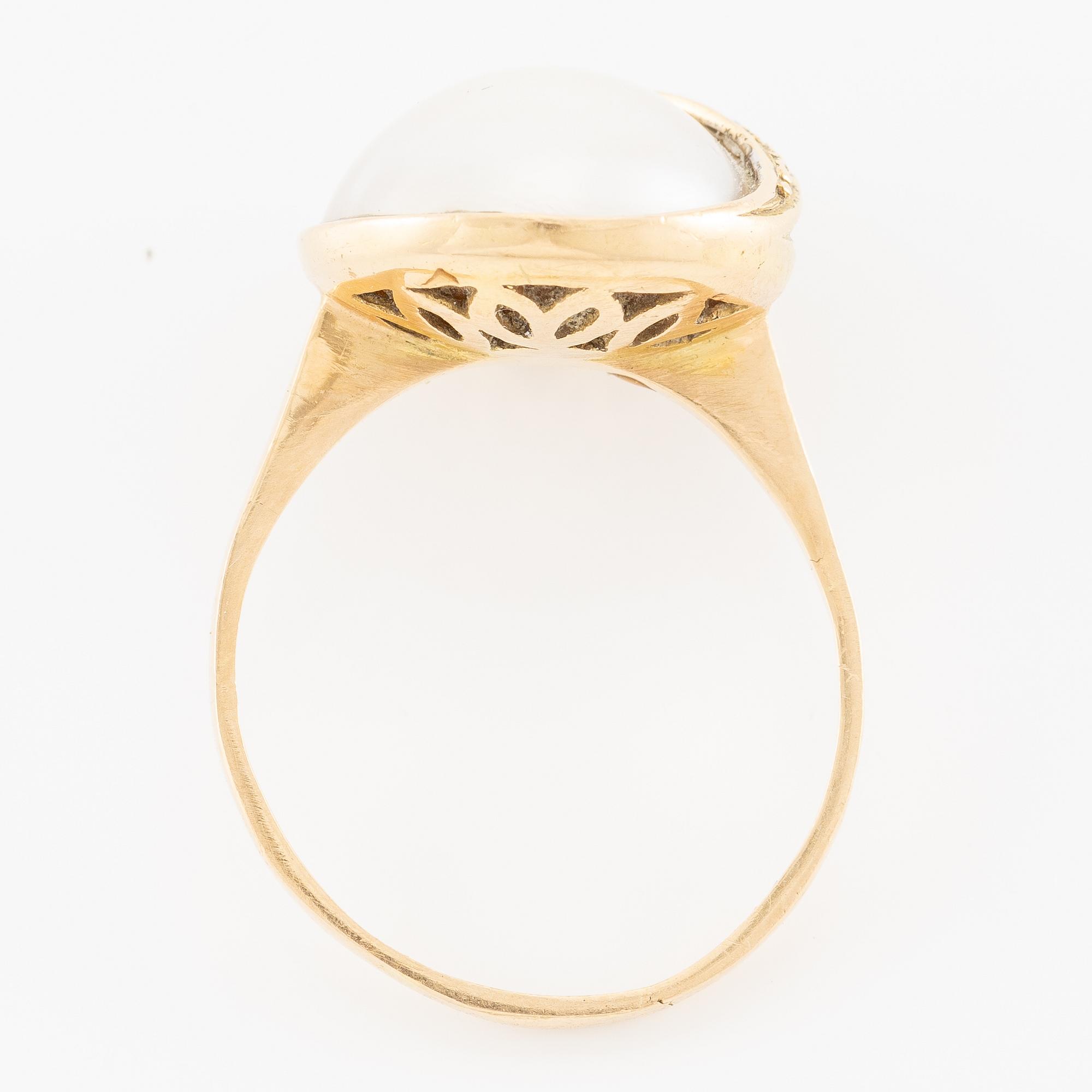 Ring in 18K gold with a cultured mabé pearl and octagon-cut diamonds.