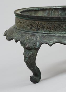 A bronze basin, late Qing dynasty (1644-1912).