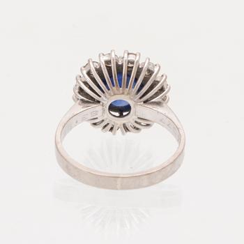 Ring 18K vitguld med cabochonslipad safir samt briljantslipade diamanter.