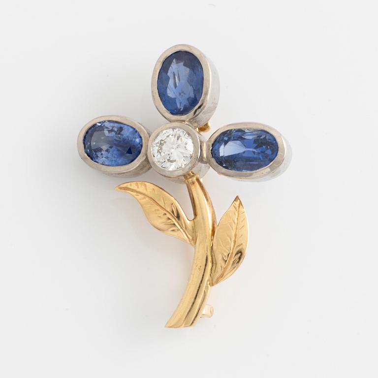 Patrik af Forselles, brooch in the shape of a flower, with brilliant-cut diamond and sapphires.