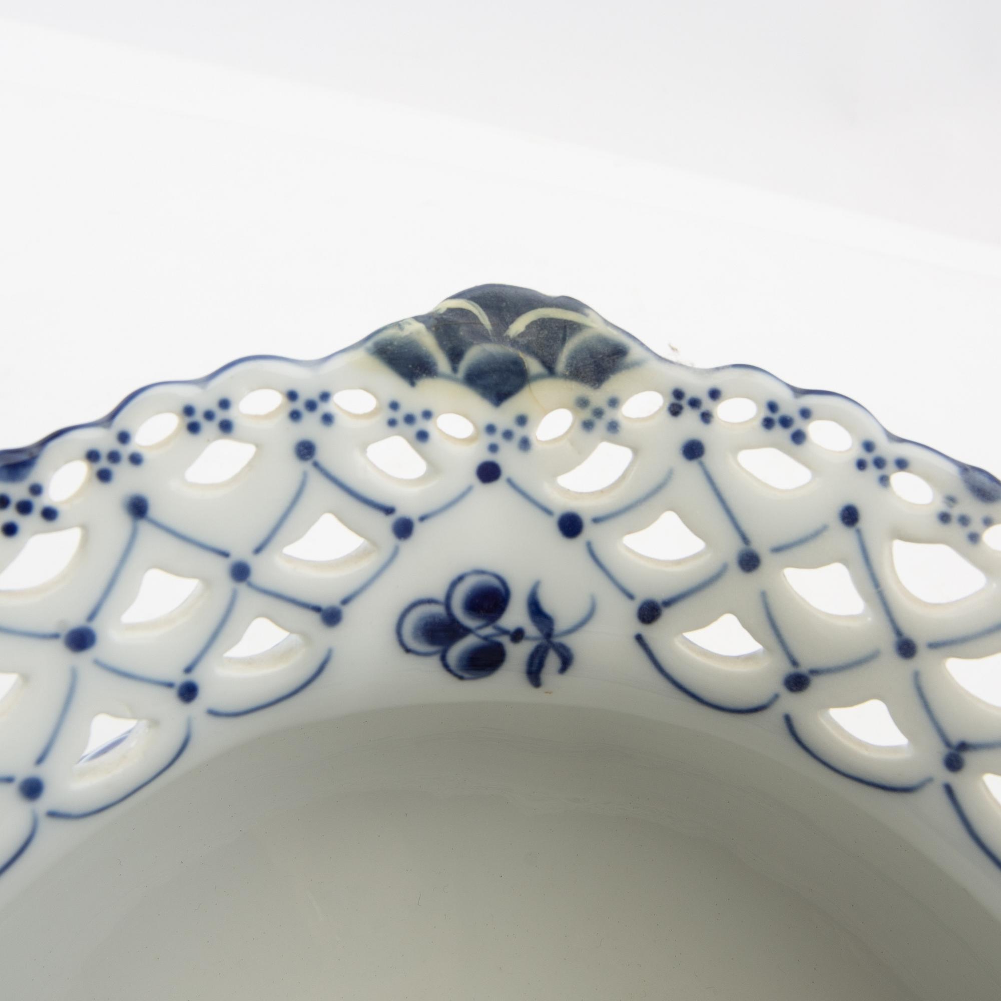 Jardinière "Musselmalet helblonde" Royal Copenhagen Denmark early 20th century porcelain.