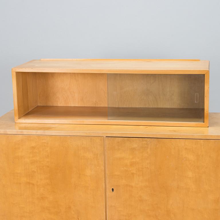 Aino Aalto, kaappi, malli 808 ja vitriini, malli 214 O.Y. Huonekalu- ja Rakennustyötehdas A.B. 1950-luvun alku.