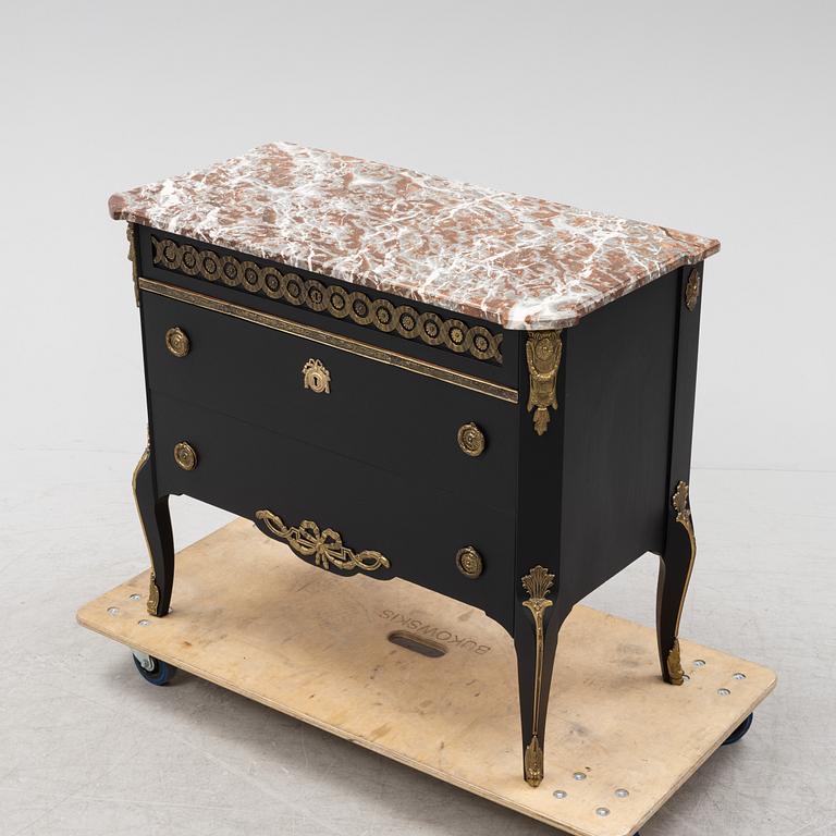 Byrå med stenskiva, gustaviansk stil, 1900-talets andra hälft.
