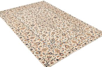 A Kashan carpet, c. 305 x 196 cm.