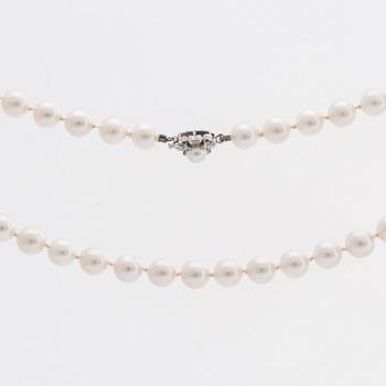 PÄRLCOLLIER odlade pärlor ca 7 mm lås i 18K vitguld m diamanter 8/8 samt 1 mindre odlad pärla ca 5 mm.