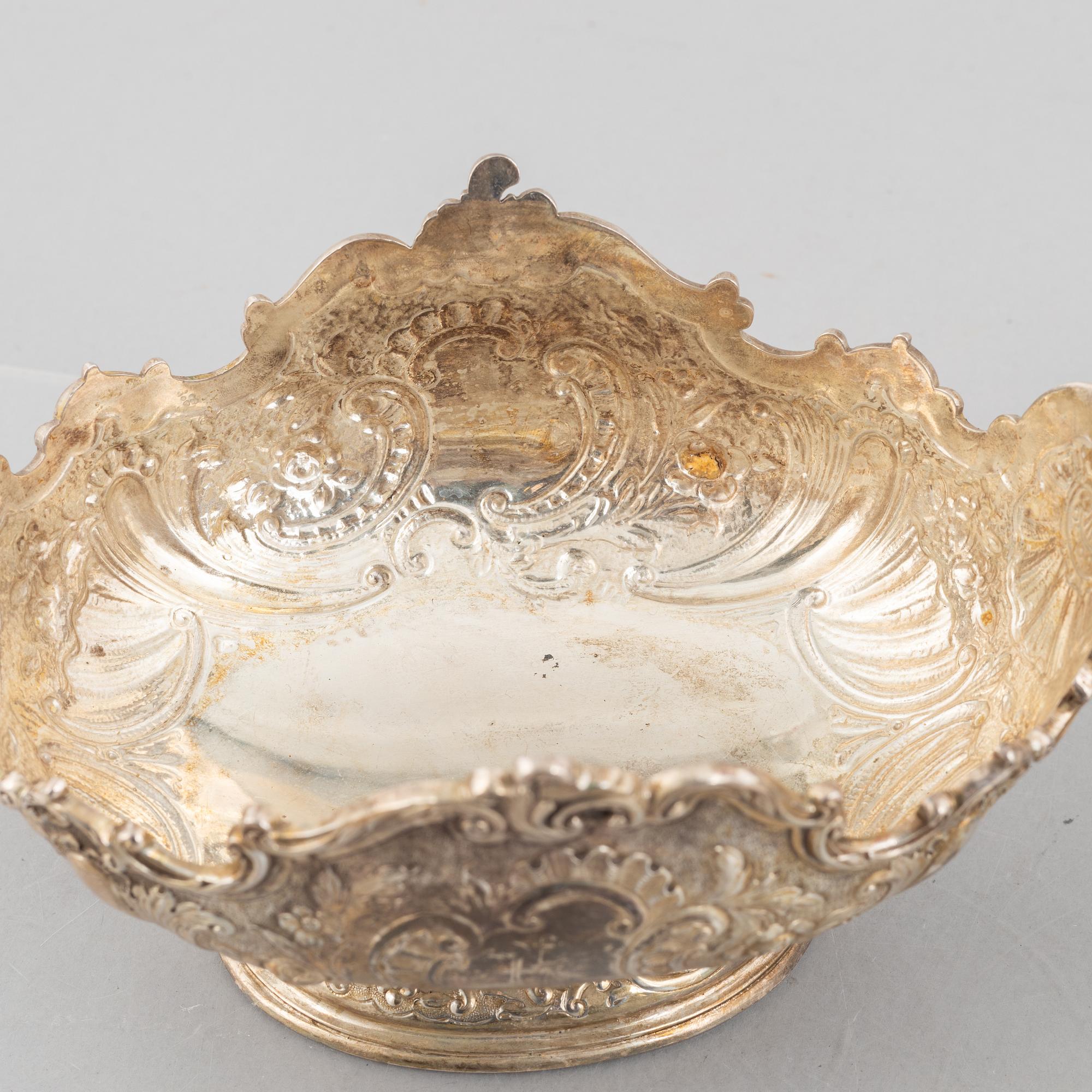 Walter & John Barnard, and Goldmisths & Silversmiths Co, a pair of silver bowls, London, England, 1894.