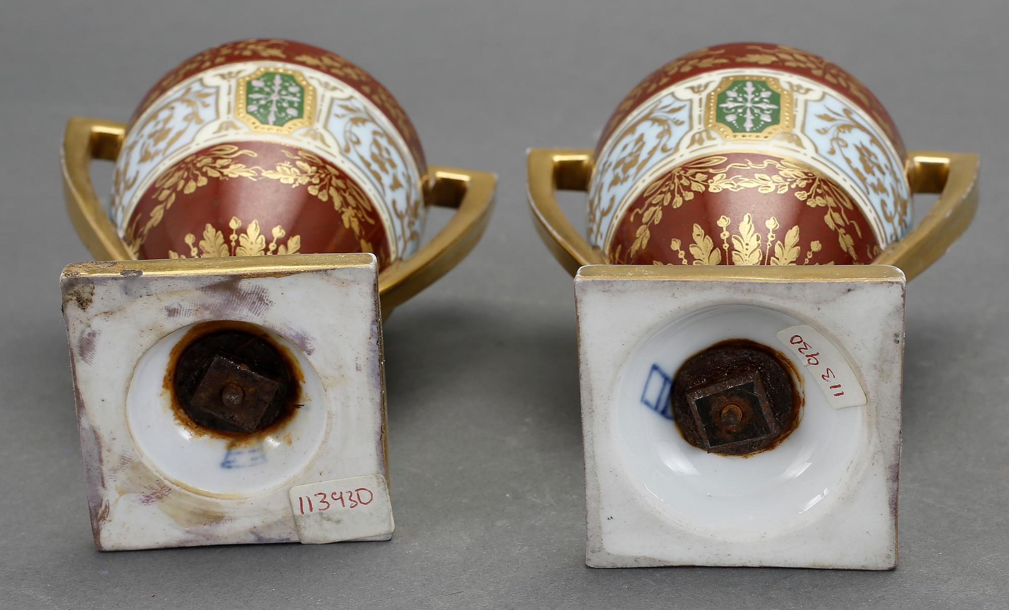 URNOR MED LOCK, Porslin, Wien, empirestil, omkr år 1900.