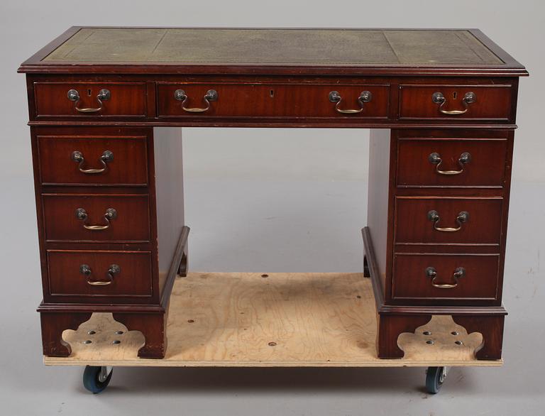 SKRIVBORD, engelsk stil, 1900-talets andra hälft.