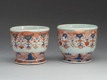 A pair of imari wine coolers, Qing dynasty, early 18th Century.