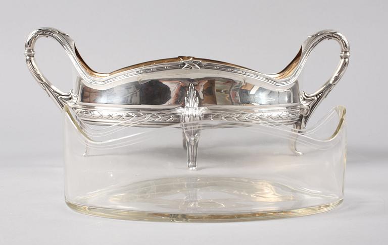 JARDINIERE, silver. Svenska importstämplar.
455gr exkl glas.