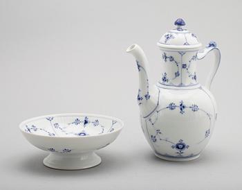 KAFFEKANNA OCH SKÅLFAT, porslin, Musselmalet, Royal Copenhagen.