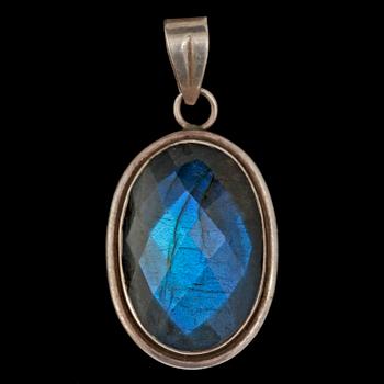 PARTI SMYCKEN, 3 delar, silver med cabochon resp fasettslipad spektrolit, 1900-talets fjärde kvartal. Vikt 30 g.