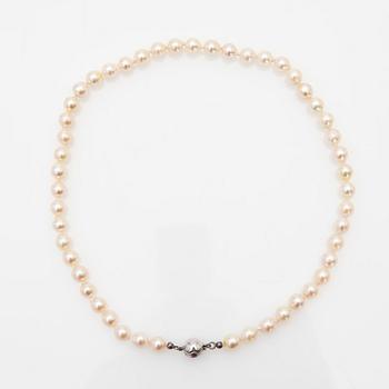 Pearl necklace, clasp in silver with stones.