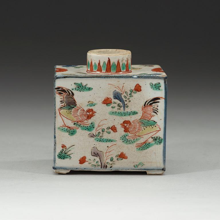 A familler verte tea caddy, Qing dynasty, Kangxi (1622-1772).