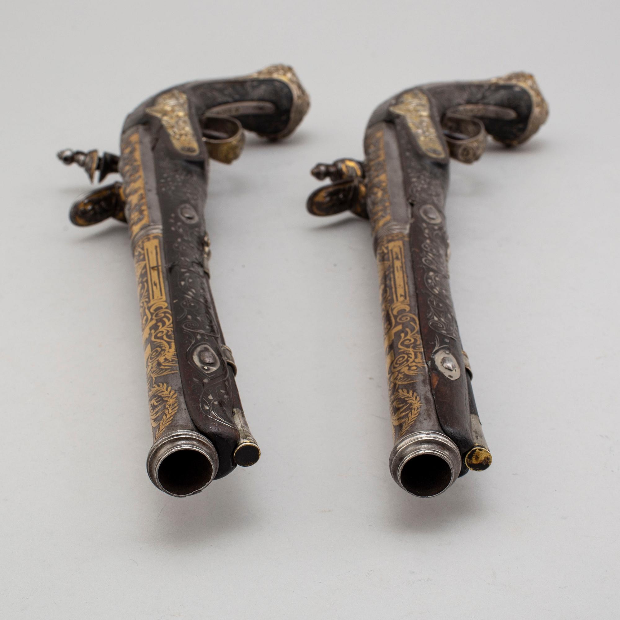 FLINTLÅSPISTOLER, ett par, signerade Jalabert Lamotte (?).