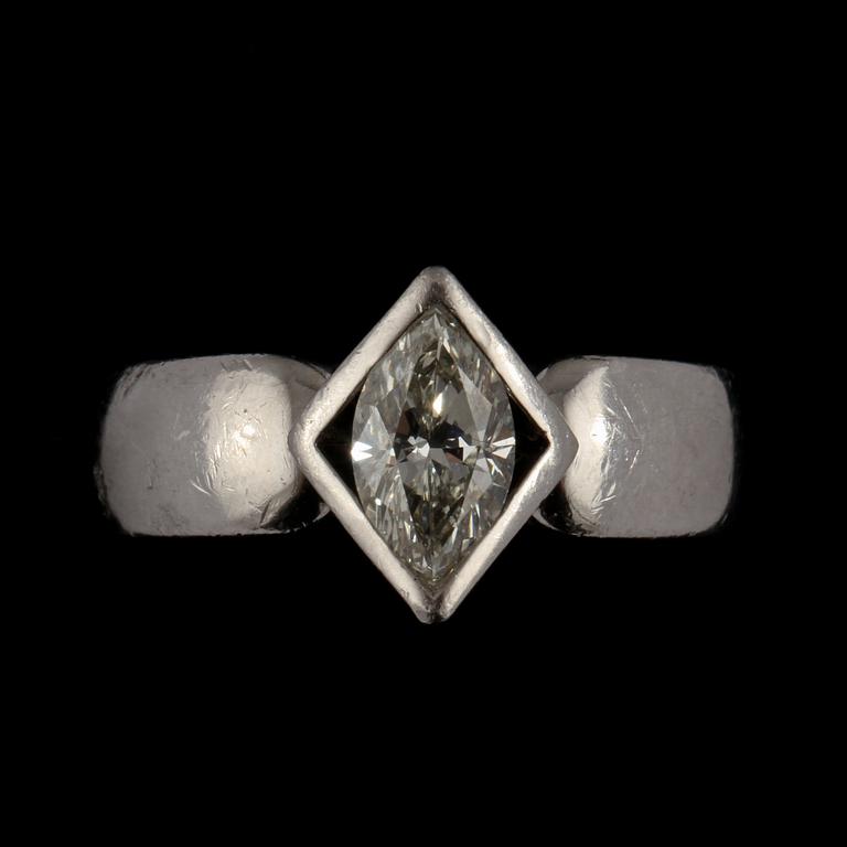 RING, platina med navetteslipad diamant, ca 0.90 ct, Gunnar Fahlström, Stockholm, 2007. Vikt 14 g.