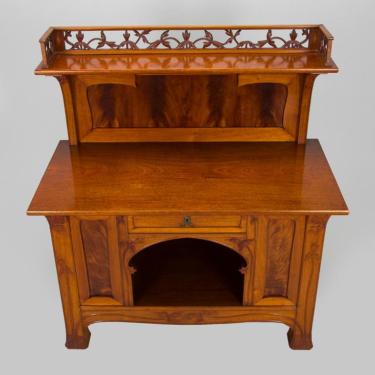 Karl Tirén, An Art Nouveau mahogany cabinet by A.B Naeslunds Möbelfabrik, Umeå, Sweden, approx. 1901.