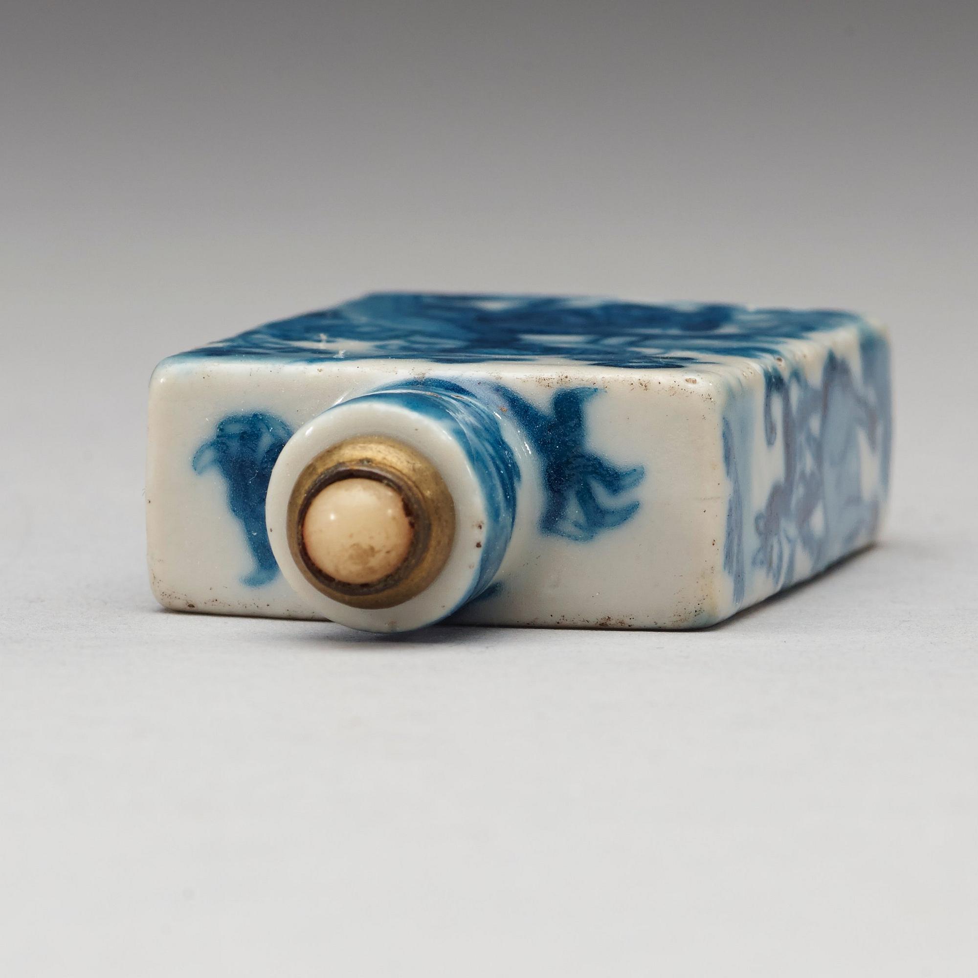 A blue and white snuffbottel, Qing dynasty, 18th century.