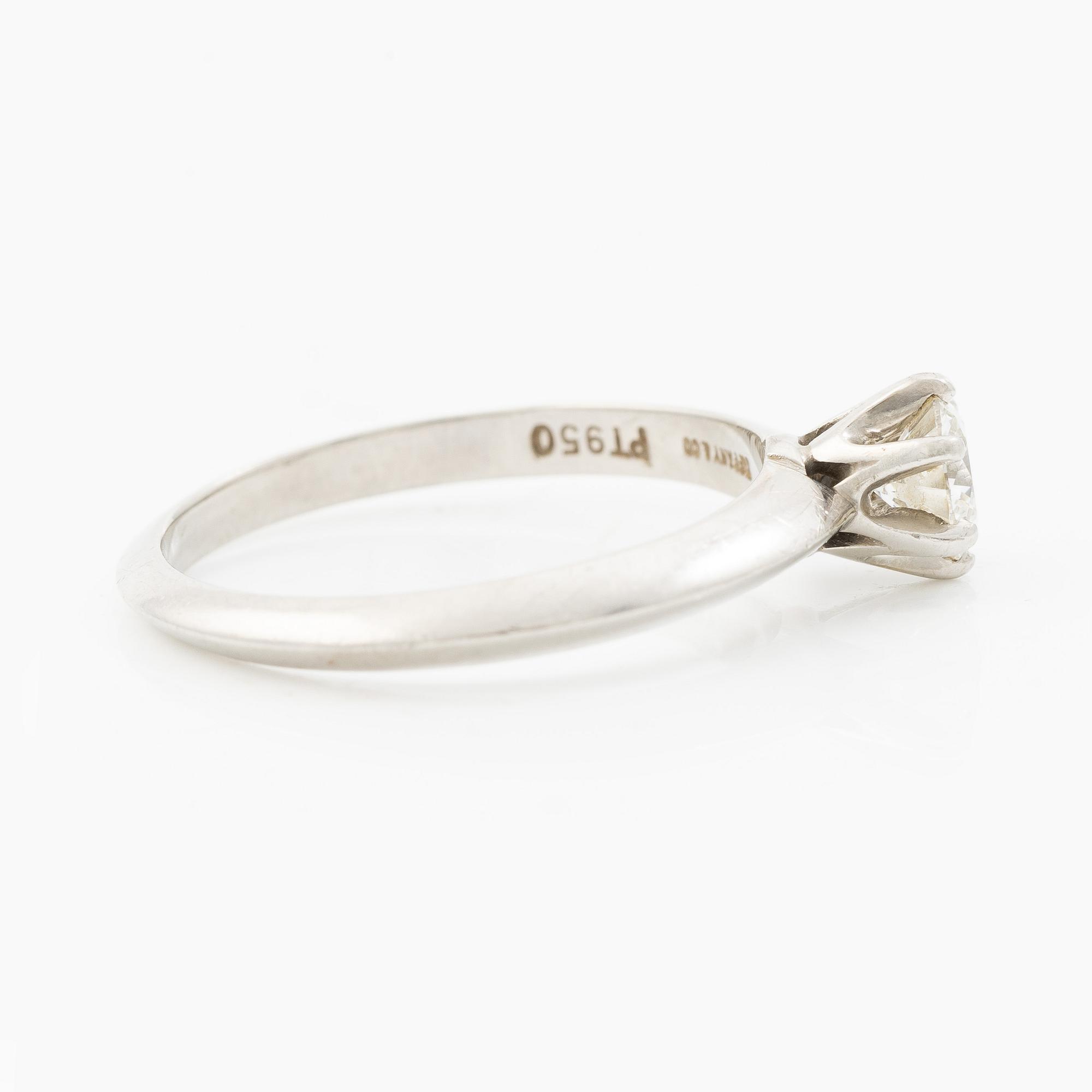 Tiffany & Co, ring, solitaire, platinum with a brilliant-cut diamond 0.41 ct. Marked Tiffany & Co. With certificate.