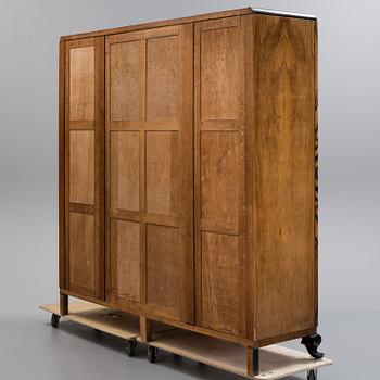 KLÄDSKÅP, 1900-talets första hälft.