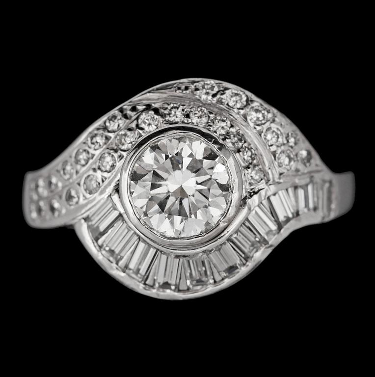 A brilliant cut diamond ring, app. 0.95-1 ct and smaller diamonds, tot. app. 0.60 ct.