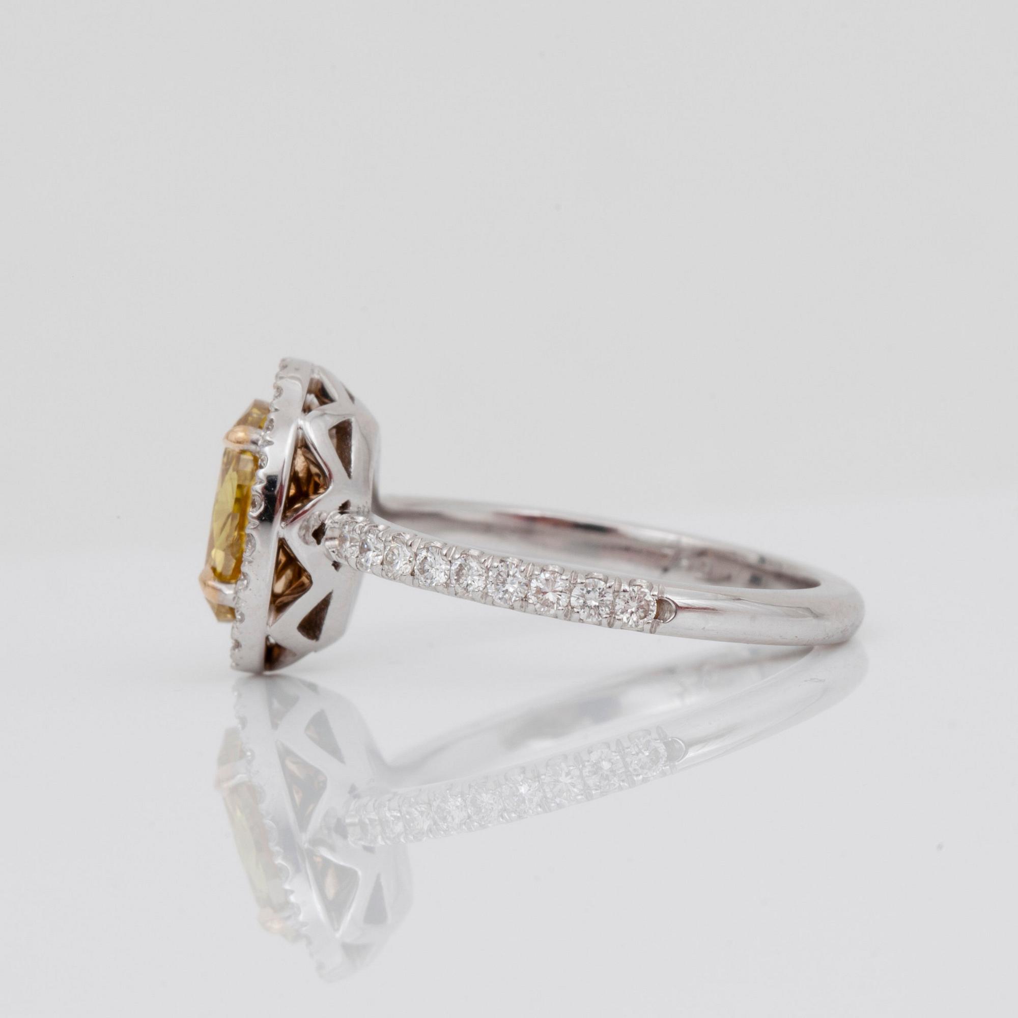 RING med fancy gul/brun/grön diamant 1.21 ct med pavé-infattade briljantslipade diamanter totalt ca 0.42 ct.