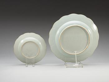 TALLRIKAR, åtta stycken, samt STEKFAT, kompaniporslin. Qing dynastin, Qianlong (1736-1795).