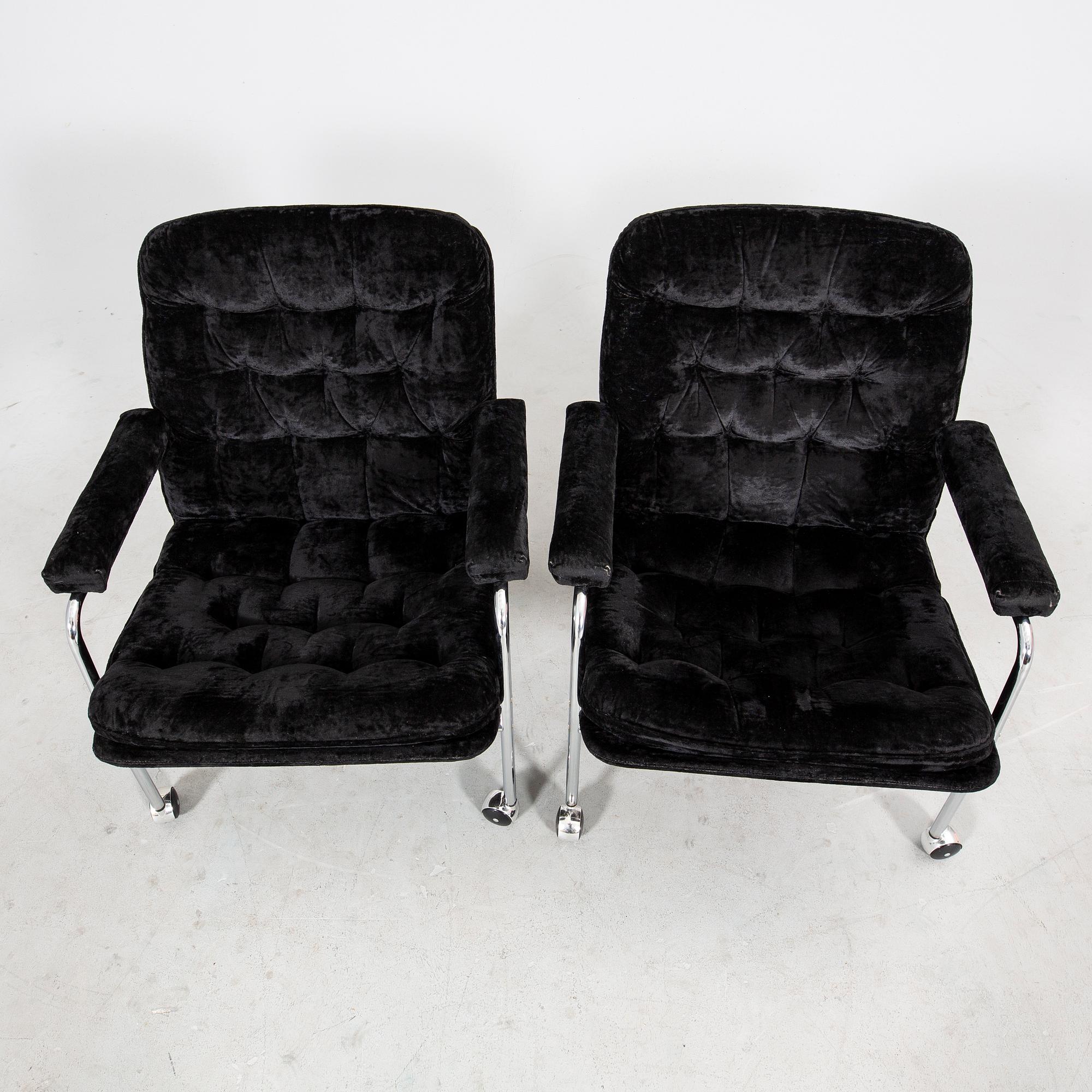 A pair of chrome and fabric 1970/80s armchairs.